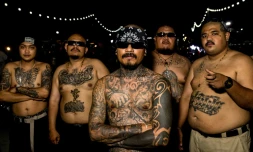 Des membres du groupe "Barbarian Has a Gun 13" à Bangkok, le 18 février 2022