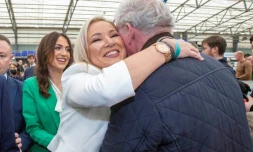 Michelle O'Neill (c), vice-présidente du Sinn Fein, fête sa réélection avec des membres du parti, le 6 mai 2022 à Magherafelt, en Irlande du Nord
