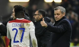 L'entraßneur de Lyon Bruno Genesio (d) félicite Maxwel Cornet pour son but lors du match nul 2-2 face à Manchester City le 27 novembre 2018