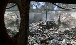 Un Ukrainien au milieu des décombres le 3 août 2015 à Gorlivka dans la région de Donetsk