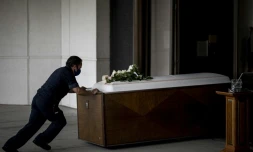 Le cerceuil de Francia Nelly, native d'Equateur morte des complications du coronavirus, le 5 juin 2020 au cimetiĂšre St John dans le Queens Ă New York city