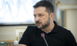 Photo prise et publiée par le service de presse présidentiel ukrainien, le 20 août 2025, du président ukrainien Volodymyr Zelensky participant à une réunion avec des journalistes ukrainiens et étrangers à Kiev