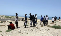 Migrants ayant survécu à un naufrage au large de la Libye. Trois bébés sont morts et une centaine de personnes sont portées disparues lors de ce nouveau drame en mer Méditerranée, le 29 juin 2018   