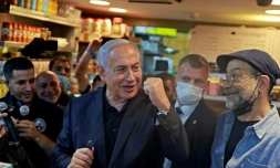 Le Premier ministre israélien Benjamin Netanyahu (Centre), s?adresse à ses partisans du Likoud sur le marché Mahane Yehuda à Jérusalem le 22 mars 2021, à la veille de la quatriÚme élection législative en deux ans