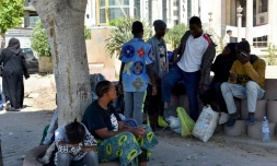 Des migrants rassemblés dans un espace public dans la ville tunisienne de Sfax le 5 juillet 2023 après une nuit de tension 