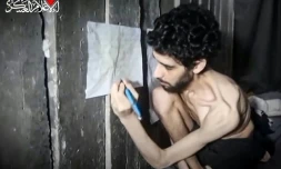 Capture d'écran d'une vidéo diffusée le 1er août 2025 par le Hamas montrant l'otage israélien Evyatar David, très amaigri. Vidéo tournée sous la contrainte, dont l'utilisation par les médias a été autorisée par la famille 