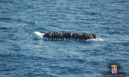 Photo fournie par la marine italienne, le 16 mars 2016, de migrants lors d'une opération de secours en mer au large de la Sicile