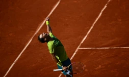Rafael Nadal exulte après sa victoire sur le Néerlandais Botic Van De Zandschulp à Roland-Garros, le 27 mai 2022 