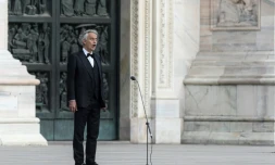 Le ténor italien Andrea Bocelli répète avant de chanter san spublic à l'occasion de Pâques, dans le Duomo de Milan, une région très touchée par l'épidémie de coronavirus, le 12 avril 2020