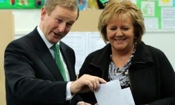 Le Premier ministre irlandais Enda Kenny (G) et son épouse Fionnuala placent leur bulletin dans l'urne à Castlebar, dans l'ouest de l'Irlande, le 26 février 2016