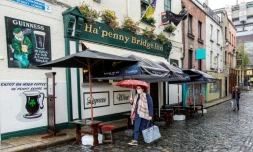 Un pub fermé dans une rue presque déserte de Dublin, le 19 octobre 2020 en Irlande