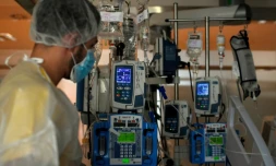 Un infirmier surveille l'état de santé d'un patient dans un hôpital de Madrid le 15 octobre 2020