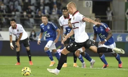 L'attaquant danois de Nice Kasper Dolberg ouvre le score sur penalty sur le terrain de Strasbourg, le 29 août 2020