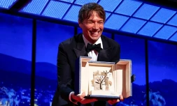Le réalisateur américain Sean Baker pose avec sa palme d'or pour "Anora" au festival de Cannes le 25 mai 2024