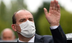 Le Premier ministre Jean Castex salue la foule lors de la visite de l'usine française du fabricant allemand d'électroménager Vorwerk, le 28 juin 2021, à Cloyes-sur-le-Loir (Eure-et-Loir)