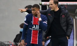 L'entraîneur parisien Thomas Tuchel donne des consignes à Kylian Mbappé lors d'un match de Ligue 1 à Reims, le 27 septembre 2020
