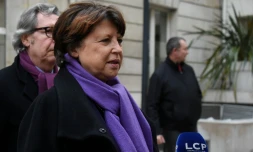 La maire de Lille Martine Aubry parle Ă la presse avant un bureau national du PS qui doit aborder le projet de loi Travail, le 7 mars 2016 Ă Paris