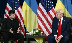Donald Trump (à droite) échange avec le président ukrainien Volodymyr Zelensky en marge de l'Assemblée générale de l'ONU, le 23 septembre 2025 à New York