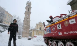 Des pompiers corses dans un engin chenillé dérivé d'un transport de troupes américain, dans le hameau isolé de Ficaja, le 18 janvier 2017.