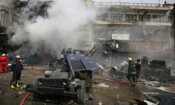 Des pompiers sur les lieux de l'attentat dans le quartier à majorité chiite de Jadida à Bagdad, le 9 juin 2016