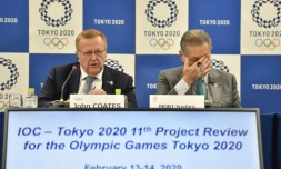 L'Australien John Coates lors d'une conférence de presse avec le patron du comité d'organisation des JO de Tokyo Yoshiro Mori le 14 février 2020 à Tokyo