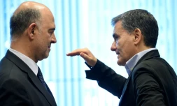 Pierre Moscovici (G) et le ministre grec des Finances Euclid Tsakalotos (D) lors d'une réunion de l'Eurogroupe à Luxembourg, le 21 juin 2018
