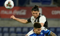 La star de la Juventus Cristiano Ronaldo (en noir et blanc) lutte pour le ballon avec le joueur de Naples Giovanni Di Lorenzo, le 17 juin 2020 au Stade olympique de Rome
