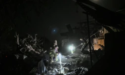 Les secours à l'oeuvre dans les décombres d'un hôtel de Kramatorsk (Ukraine) le 25 août 2024
