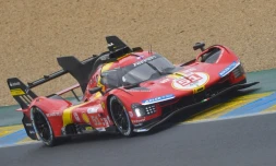 Le pilote britannique James Calado au volant de sa Ferrari 499P Hypercar WEC lors du warm-up précédant la 100e édition des 24 heures du Mans, le 10 juin 2023