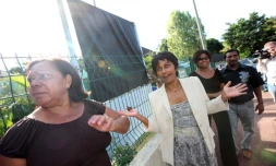 Lundi 11 Avril 2011

Des élus recouvrent le panneau d'une école d'un drap noir