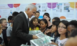 Mostafa Fourar, recteur de l'Académie de La Réunion avec quelques écoliers à l'occasion de la Semaine de la presse et  des médias. (Photo DR)