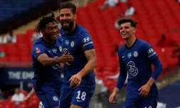 L'attaquant français de Chelsea Olivier Giroud (c) buteur contre Manchester United en demi-finale de Coupe d'Angleterre, le 19 juillet 2020 au stade de Wembley à Londres