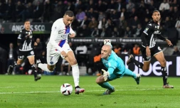 Kylian Mbappé efface le gardien angevin Paul Bernardoni pour s'offrir un doublé avec le PSG au stade Raymond-Kopa, le 21 avril 2023