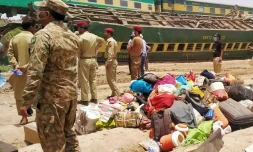 Des personnels de sécurité sur les lieux d'un accident de train, le 7 juin 2021 à Daharki, au Pakistan