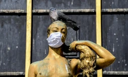 Un statue en bronze, baptisée "Le matin", sur l'esplanade du Trocadéro, le 2 mai 2020