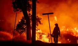Un pompier combattant le "Carr fir" à Redding, en Californie, le 27 juillet 2018