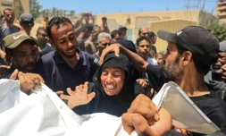 Une Palestinienne réagit devant le cadavre d'un membre de sa famille à la morgue de l'hÎpital Nasser de Khan YounÚs aprÚs une frappe sur le camp d'al-Mawasi, le 13 juillet 2024