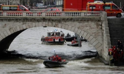 Des sapeurs-pompiers de Paris à la recherche d'une plongeuse de la brigade fluviale disparue sans la Seine, à Paris le 5 janvier 2018