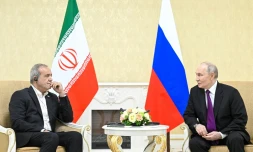 Le président russe Vladimir Poutine (droite) et son homologue iranien Masoud Pezeshkian s'entretiennent, le 8 octobre 2026 à Turkmenbashi au Turkménistan, sur cette photo distribuée par l'agence russe Spoutnik