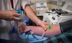 Une infirmière prélève un donneur lors d'une campagne pour le don du sang en décembre 2017, à Tours