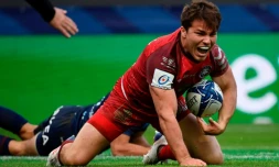 Le demi de mĂȘlĂ©e toulousain Antoine Dupont inscrit un essai en demi-finale de Coupe d'Europe contre Bordeaux-Begles au stade Ernest Wallon de Toulouse, le 1er mai 2021.