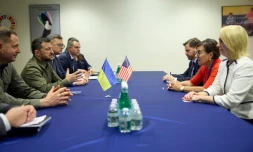 Photo diffusée par le service de presse présidentiel ukrainien le 20 septembre 2023 de Volodymyr Zelensky lors d'une réunion avec la représentante spéciale des Etats-Unis pour la reconstruction de l'économie de l'Ukraine, Penny Pritzker, à New York