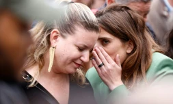 Marine Tondelier (Les Ecologistes) et Mathilde Panot (LFI) lors d'une manifestation contre l'extrême droite à Paris, le 15 juin 2024