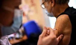 Un homme se fait vacciner contre le Covid-19 Ă l'Institut Pasteur Ă Paris le 21 janvier 2021