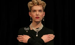 Un modèle porte des bijoux de Marie-Antoinette, notamment un collier orné d'une perle naturelle d'une taille exceptionnelle en forme de poire, lors d'une séance photo le 19 octobre 2019 à Londres