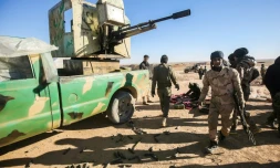 Des combattants paramilitaires préparent des positions défensives près du village d'Ayn al-Hisan, à l'ouest de Mossoul, où les forces irakiennes s'apprêtent à lancer une offensive pour reprendre la partie ouest de Mossoul aux jihadistes de l'EI, le 18 février 2017