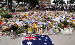 Des fleurs, bougies et drapeaux sont déposés en hommage aux victimes de l'attentat de Sydney, prÚs de la plage de Bondi Beach, en Australie, le 16 décembre 2025
