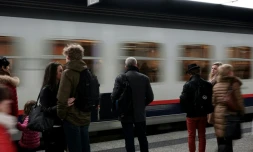Des gens attendent un train à la Gare Centrale de Bruxelles, le 24 mars 2016