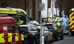 Police et services de secours le 23 mars 2026 sur les lieux de l'incendie criminel d'une ambulance de la communauté juive à cÎté d'une synagogue de Londres