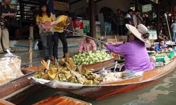 Marché flottant de Damnoen Saduak à une centaine de kilomètres dans le Sud-Ouest de Bangkok en Thaïlande